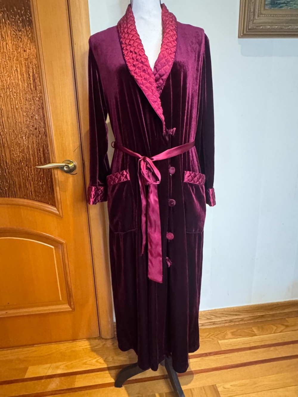 Neiman Marcus Jonquil by Diane Samandi velvet belted robe. SZ L